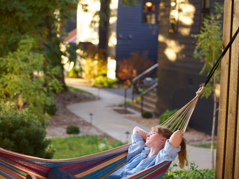 Zielony raj w twoim ogródku – Jak urządzić przestrzeń do odpoczynku i relaksu?